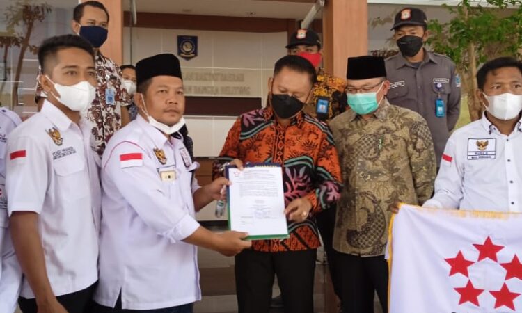 Ketua Asosiasi Pedagang Kaki Lima Indonesia (APKLI) Mangimpal Lumbantoruan akrab disapa Impal Medan menyerahkan Surat Pernyataan Sikap (SP